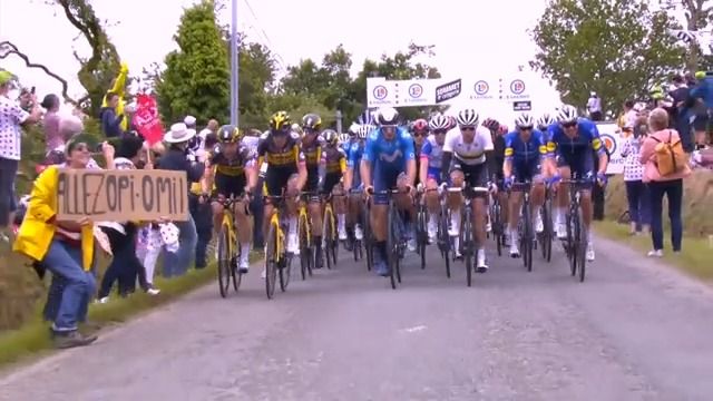 Policie dopadla ženu, která způsobila hromadný pád pelotonu Tour de France